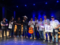 A dupla Mazzo e Gabriel durante a entrega dos prêmios sorteados durante a noite de show (Foto: A Cidade)