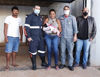 Com a ajuda dos socorristas do Samu, a pequena Isabella Cristina Alves Oliveira nasceu saudável, dentro de uma ambulância (Foto: Santa Casa de Votuporanga)