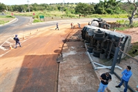 O “acidente” ocorreu na rodovia Péricles Belini, na rotatória que dá acesso ao município de Parisi (Foto: Prefeitura de Votuporanga)