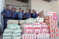 Com a ação, a PM entregou 100 pacotes de açúcar, 100 de arroz, 350 de macarrão, 150 de bolacha e 257 litros de leite