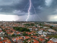 A chuva que caiu entre quinta e quarta-feira foi acompanhada de uma tempestade de raios, com mais de 50 descargas elétricas (Foto: A Cidade)