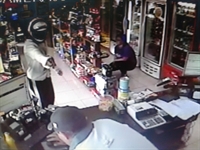 Criminoso apontou arma ao caixa e pediu todo dinheiro (Foto: Reprodução)