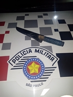 A faca utilizada na tentativa de agressão foi apreendida e anexada ao inquérito como prova material (Foto: Reprodução)