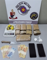 Com os dois traficantes a Polícia Militar encontrou e apreendeu mais de 2,6 quilos de maconha e porções de cocaína (Foto: Divulgação PM)