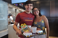 O casal Gabriel Aranda e Laura Picerne compraram, na  manhã de ontem, o primeiro lanche da unidade da cidade  (Foto: Gabriele Reginaldo/A Cidade)