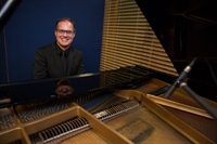 O votuporanguense Gustavo Bombonato é arranjador, compositor e pianista; shows acontecem no fim de semana (Foto: Divulgação) 