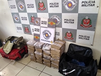 A equipe encontrou 98 tijolos de maconha dentro das malas dos dois jovens, totalizando 61 kg de entorpecentes (Foto: Divulgação/Polícia Rodoviária)