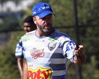 Rogério Mancini perdeu a paciência no final do jogo (Foto: Rafael Bento/CAV)