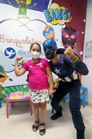 Acompanhado de seu violão, o super-herói levou alegria para crianças e jovens internados (Foto: Santa Casa de Votuporanga)