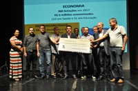 Economia: na manhã de ontem, os vereadores entregaram um cheque simbólico no valor de R$ 1 milhão para a Prefeitura (Foto: Divulgação)
