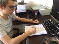 O aluno João Pedro segue as orientações dos professores para melhor desempenho no Enem (Foto: A Cidade)