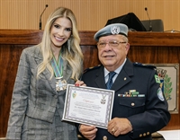 A  dra. Moniele Matos Cadamuro Manzini foi homenageada com a Medalha da Ordem do Mérito das Forças de Paz do Brasil