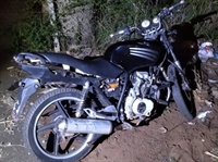 A moto foi encontrada abandonada em uma zona Rural, depois de a PM acompanhar os suspeitos (Foto: Divulgação)