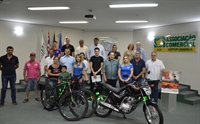 ACV entrega prêmios da campanha “Paixão em duas rodas” (Foto: ACV)