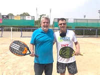 O prefeito Jorge Seba e o ex-secretário de Esportes, o Mineiro, juntos no torneio de Beach Tennis, no Assary. Com esta foto gera especulação: será que a pasta do Esporte poderá ter um novo titular? (Foto: Arquivo pessoal)