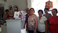 As voluntárias da cidade vizinha entregaram 40 peças de artesanato (Foto: Divulgação/Santa Casa)