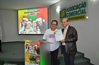 O presidente da Associação Comercial de Votuporanga, Valdeci Merlotti, ao lado do prefeito da cidade João Dado (Foto: A Cidade)