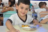A oferta de um cardápio balanceado e acompanhado por nutricionistas é feita gratuitamente para todos os alunos de escolas municipais e também para instituições estaduais de ensino (Foto: Divulgação/Prefeitura de Votuporanga)