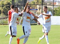 Garotos do sub-17 do CAV comemoram um dos gols da vitória sobre o América (Foto: Rafael Nascimento/CAV)