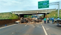 Sucata do caminhão ficou espalhada na pista em Fernandópolis — Foto: Arquivo Pessoal