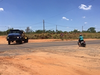 Trabalhadores driblam os veículos na rodovia para atravessar do 6º Distrito Industrial para o município (Foto: Érika Chausson/A Cidade)