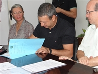 Deputado assina o pedido de recursos do vereador Chandelly  para a unidade do Castramóvel (Foto: Aline Ruiz/A Cidade)