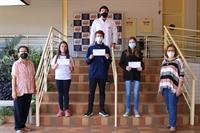 Ao todo, 30 estudantes da escola tiveram boa participação na prova e, deste total, cinco receberam medalhas pelas notas obtidas (Foto: Unifev)