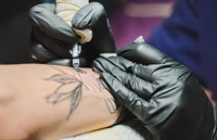Adolescente de 14 anos faz tatuagens escondida dos pais e caso vai parar na polícia em Votuporanga
