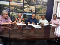 O prefeito, João Dado, assinou o contrato com o provedor da Santa Casa, Torrinha, e a secretária de Saúde, Márcia Reina (Foto: Érika Chausson/A Cidade)