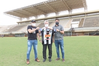 O prefeito Jorge Seba recebeu uma camisa oficial da Votuporanguense das mãos do presidente do clube, Edilberto Fiorentino, o Caskinha, e do diretor de futebol Diego Cope  (Foto: Assessoria )