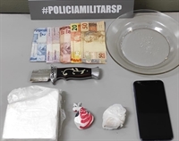 O casal foi levado à Central de Flagrantes e atuado por tráfico e os acusados podem ser condenados por até 15 anos (Foto: Polícia Militar de Votuporanga)