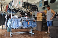 Adriano Boni Filassi é proprietário de uma loja de roupas e calçados localizada na rua Padre Izidoro  (Foto: Gabriele Reginaldo/A Cidade)