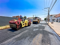 Rua Itacolomi recebeu recapeamento neste final de semana prolongado e com isso já se soma quase 90km de ruas recuperadas (Foto: Prefeitura de Votuporanga)