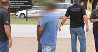 Homem preso durante a operação contra quadrilha que furta gado no noroeste paulista. (Foto: Reprodução/TV TEM)