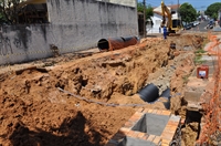 As obras antienchentes avançaram e chegaram até o cruzamento das ruas Ceará e Sergipe (Foto: Érika Chausson/A Cidade)