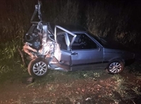 O incidente envolveu um veículo Fiat/Uno e um caminhão canavieiro, e ambos os condutores feridos (Foto: Divulgação)