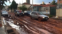 Carros ficaram atolados na rua Ceará (Arquivo Pessoal)