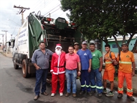 Faz três anos que Robson Alves se veste de Papai Noel enquanto trabalha como coletor (Gabriele Reginaldo/A Cidade)