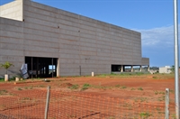 Após seis anos da festa de lançamento, a construção do North Shopping segue paralisada (Foto: Érika Chausson/A Cidade)