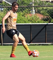 Recuperado de uma fratura no pé esquerdo, o meia Mário Augusto voltou a treinar com bola na Votuporanguense (Foto: Rafael Nascimento/CAV)