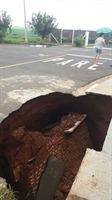 Buraco se transformou em cratera no bairro Luz da Esperança em Rio Preto (Foto: Arquivo Pessoal)