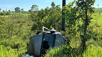 A Van capotou na rodovia Péricles Belini, na altura do km 149 (Foto: A Cidade)