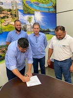 Assinatura da ordem de serviço para início do projeto com Gustavo Vilela e Augusto (Saev Ambiental), Zé de Oliveira (empresa terceirizada) e Ataíde Cucarol (presidente da Nova Vida)  (Foto: Divulgação)