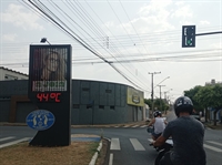 Termômetro da avenida Antônio Augusto Paes (Lanchopão) na tarde desta terça-feira (24) (Foto: A Cidade)