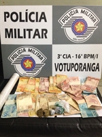 Durante buscas pela casa do jovem, foi localizada uma pequena quantidade de maconha, além de grande quantia em dinheiro (Foto: Divulgação/Polícia Militar)