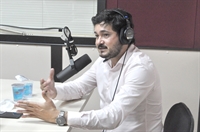 Secretário da Educação, Marcelo Batista, veio à Cidade FM para explicar os detalhes de como vai funcionar a volta de 100% dos alunos às escolas municipais (Foto: A Cidade)