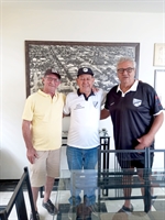 Egmar Marão e Valdir Petenucci, líderes do Memorial da saudosa AA Votuporanguense, nos brindou com a camisa do clube que a gente nunca esqueça. (Foto: A Cidade)