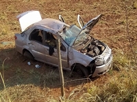 Após o capotamento o veículo, um Fiat/Siena, ficou totalmente destruído, mas as vítimas tiveram apenas ferimentos leves (Foto: Região Noroeste)