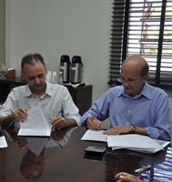 O provedor Luiz Fernando Góes Liévana, o Torrinha, e  o prefeito João Dado, durante assinatura de convênio 