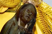 Imagem peregrina de Nossa Senhora de Fátima é conhecida por verter mel de forma inexplicável (Foto: Divulgação)